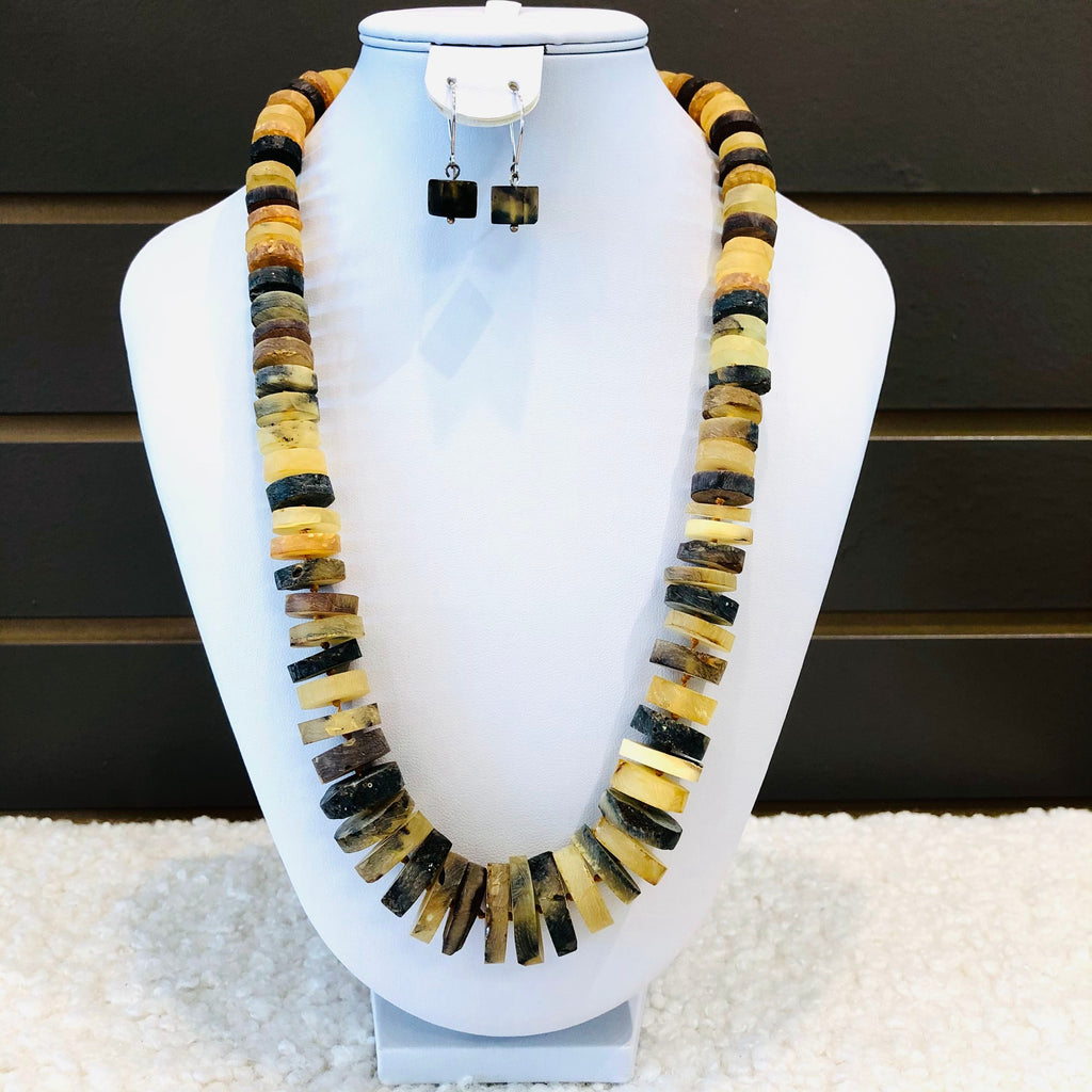 Button-shaped Amber Beaded Necklace